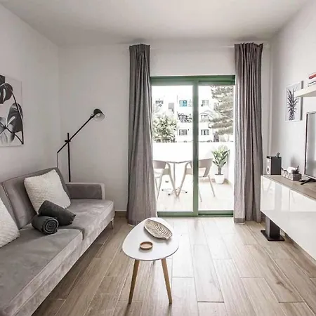 Διαμέρισμα Holyhome Premium 102 *